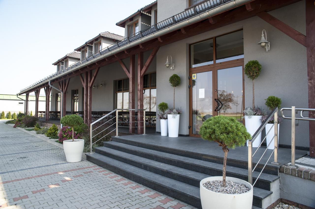 Hotel Pod Szyszkami Kozmin エクステリア 写真